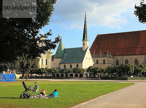 Kapellplatz mit der Gnadenkapelle  Altötting  Oberbayern  Deutschland  Europa