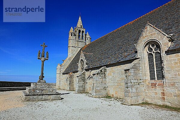 Notre Dame de la Joie  Kapelle unserer Lieben Frau von der Freude mit Kalvarie nahe dem Dorf Saint-Pierre  Bretagne  Frankreich  Europa