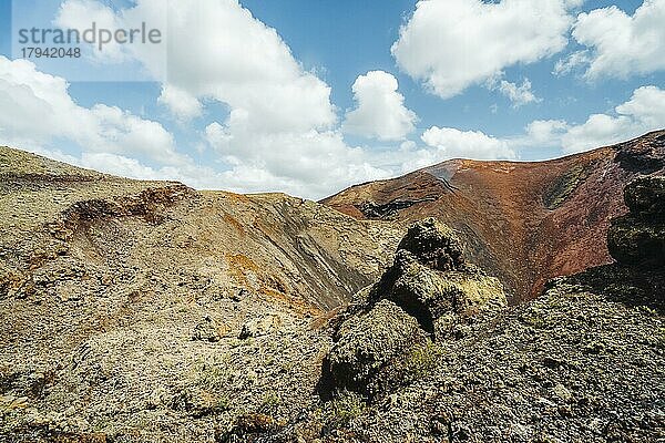 Beeindruckende Vulkanlandschaft mit Lavafeldern im Timanfaya-Nationalpark  Lanzarote  Kanarische Insel  Spanien  Europa