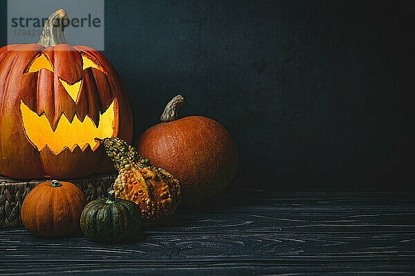 Halloweendekoration auf dunklem Untergrund