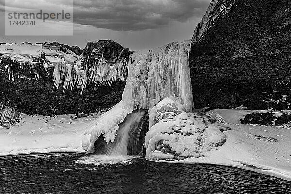 Gefrorener Wasserfall  Skutafoss  Schwarzweissaufnahme  Sudausturland  Island  Europa