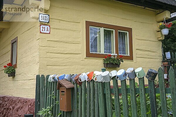 Bunt bemaltes Holzhaus im Dorf Vlkolinec  Unesco Welkulturerbe  Ru?omberok  ?ilinský kraj  Slowakei  Europa