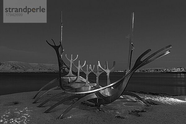 Wikingerschiff-Skulptur  Sun Voyager  Schwarzweissaufnahme  Reykjavik  Halbinsel Reykjanes  Sudurnes  Island  Europa