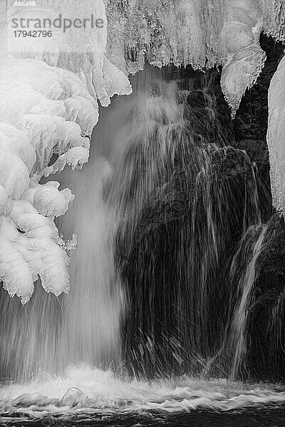 Gefrorener Wasserfall  Skutafoss  Schwarzweissaufnahme  Sudausturland  Island  Europa