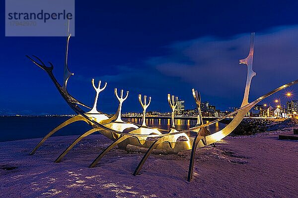 Wikingerschiff-Skulptur  Nachtaufnahme  Sun Voyager  Reykjavik  Halbinsel Reykjanes  Sudurnes  Island  Europa