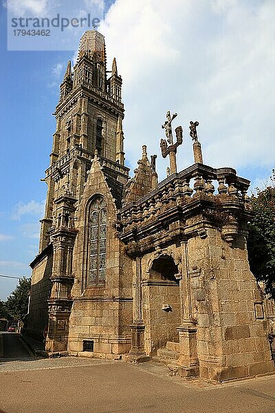 Lampaul-Guimiliau  Kirche Notre-Dame und Kalvarie  Calvaire im umfriedeten Pfarrbezirk  Bretagne  Frankreich  Europa