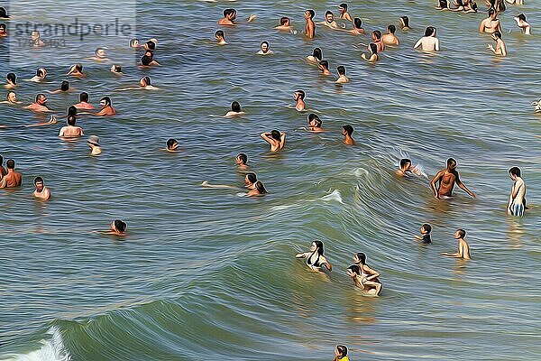 Blick von oben auf anonyme Menschenmenge am Strand  Touristen schwimmen im Meer  genießen Abkühlung  Spaß im Sommer  Illustration  Biarritz  Frankreich  Europa