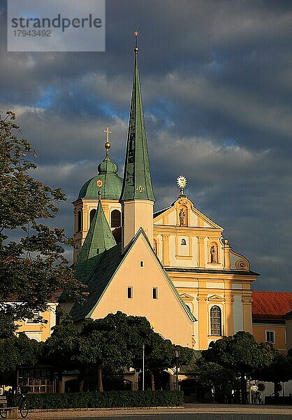 Kapuzinerkirche Sankt Magdalena  Kapellplatz mit der Gnadenkapelle  Altötting  Oberbayern  Deutschland  Europa