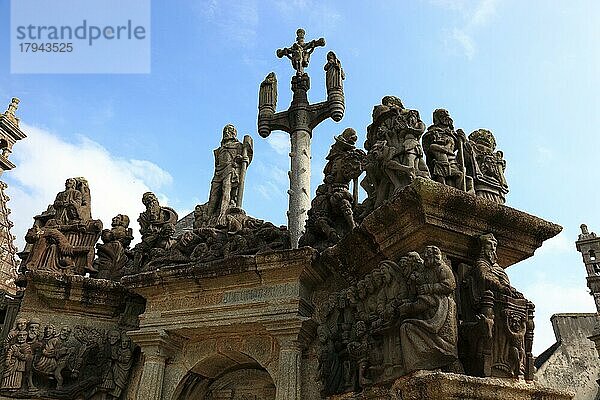 Gemeinde Guimiliau  Kirche und Kalvarienberg  Calvaire von Guimiliau entstand zwischen 1581 und 1588 und gilt mit seinen 200 Figuren als zweitgrößter der Bretagne  Bretagne  Frankreich  Europa