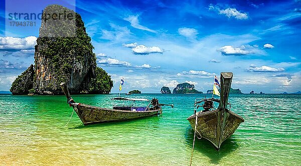 Panorama der Longtailboote am tropischen Strand (Pranang Strand)  Krabi  Thailand  Asien