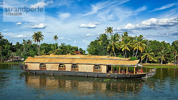 Panorama eines Hausboots auf den Backwaters von Kerala. Kerala  Indien  Asien