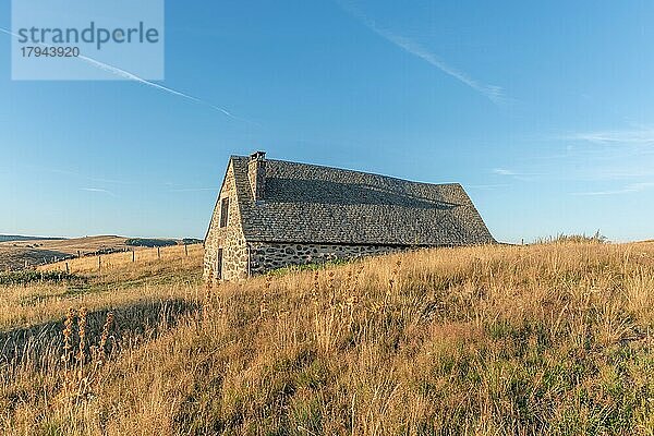 Traditioneller  renovierter Schafstall aus Stein in Aubrac. Cevennen  Frankreich  Europa