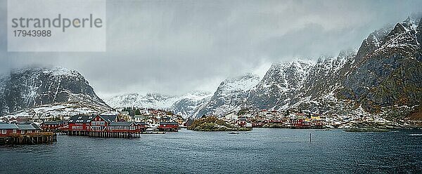 Panorama des traditionellen Fischerdorfs A auf den Lofoten  Norwegen  mit roten Rorbu-Häusern. Mit Schnee im Winter  Europa