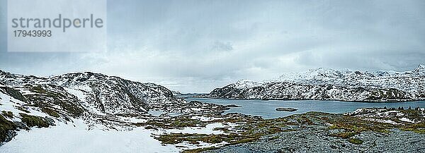 Panorama eines norwegischen Fjords im Winter  Lofoten  Norwegen  Europa