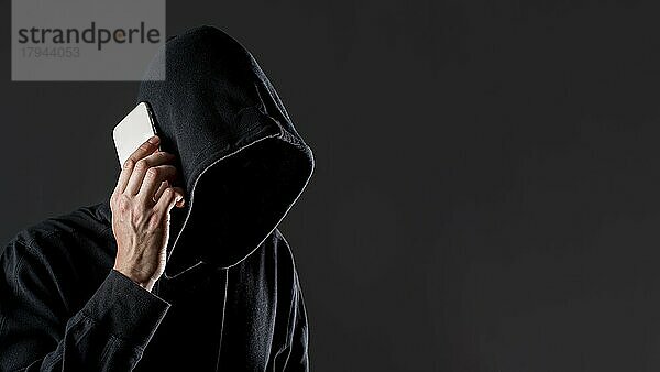 Seitenansicht Männchen Hacker sprechen Smartphone mit Kopie Raum  Auflösung und hohe Qualität schönes Foto