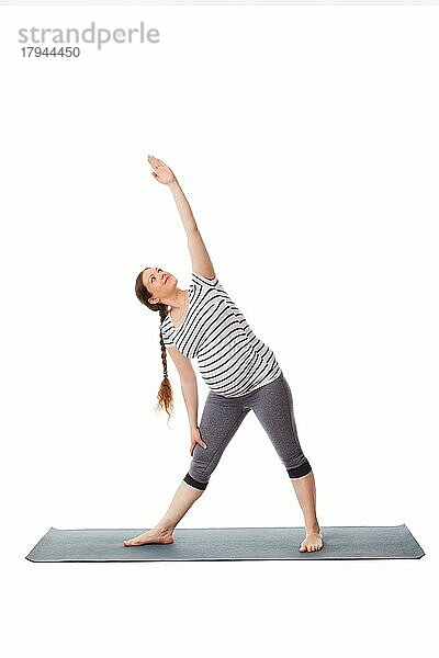 Schwangerschaft Yoga-Übung  schwangere Frau tut asana Utthita trikonasana  erweiterte Dreieck Pose einfache Variante vor weißem Hintergrund