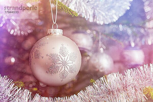 Weihnachtsfeier Urlaub Hintergrund  Weihnachtsbaum Dekoration Kugel auf geschmückten Weihnachtsbaum mit defokussierten verschwommenen Lichter Bokeh und copyspalce