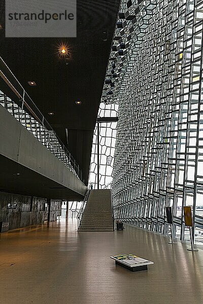 Konzerthalle und Kongresszentrum Harpa  Innenansicht  kunstvolle moderne Architektur  Reykjavik  Halbinsel Reykjanes  Sudurnes  Island  Europa