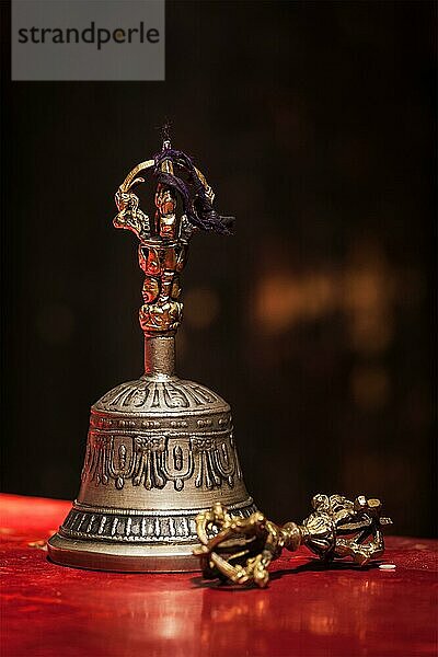 Tibetisch-buddhistische Ritualobjekte  Vajra und Glocke  Stillleben. Hemis Gompa  Ladakh  Indien  Asien