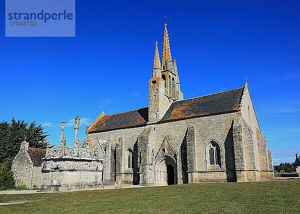 Notre Dame de Tronoen ist eine kleine gotische Kapelle mit dem ältesten Kalvarienberg der Bretagne  Bretagne  Frankreich  Europa