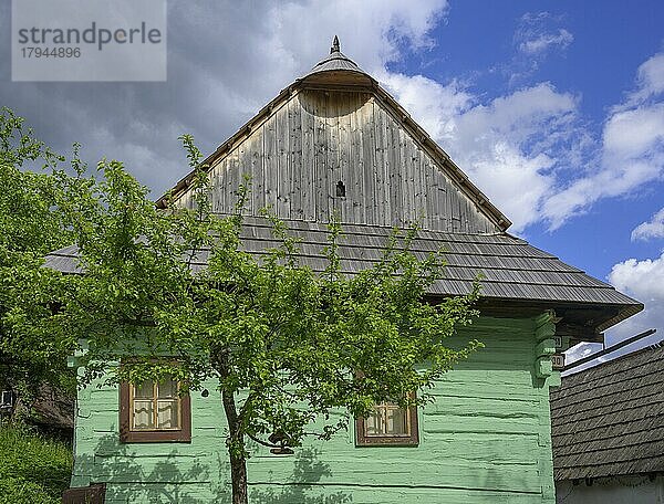 Bunt bemaltes Holzhaus im Dorf Vlkolinec  Unesco Welkulturerbe  Ru?omberok  ?ilinský kraj  Slowakei  Europa