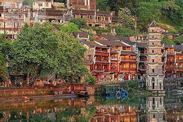 Chinesische Touristenattraktion  Feng Huang Ancient Town (Phoenix Ancient Town) am Tuo Jiang Fluss mit Wanming Pagoda Turm bei Sonnenuntergang. Provinz Hunan  China  Asien