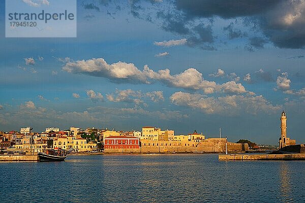 Der malerische alte Hafen von Chania ist eines der Wahrzeichen und touristischen Ziele der Insel Kreta am Morgen bei Sonnenaufgang. Chania  Kreta  Griechenland  Europa