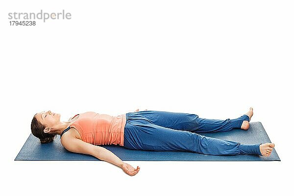 Frau entspannt in Yoga-Asana Savasana  Leichenstellung vor weißem Hintergrund