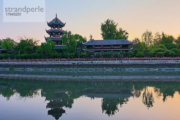 Wangjiang Pavillon im Wangjianglou Park mit Blick auf den Jinjiang Fluss  Chengdu  Sichuan  China bei Sonnenuntergang