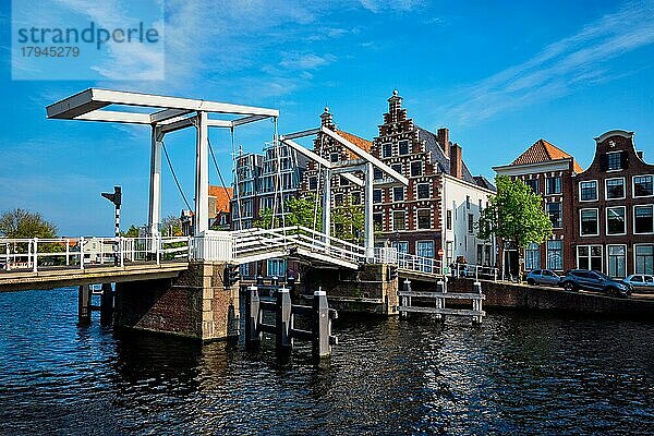 Gravestenenbrug-Brücke über den Fluss Spaarne in Haarlem  Niederlande  Europa