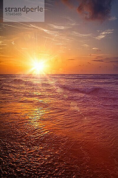 Sonnenuntergang am Meer  Hikkaduwa  Sri Lanka. Mit Streulicht und Linsenreflexion