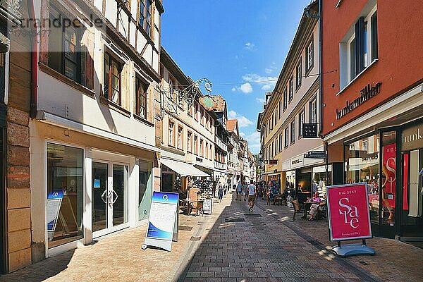 Historische Altstadt mit kleinen Geschäften und Menschen an einem sonnigen Tag  Neustadt an der Weinstraße  Deutschland  Europa