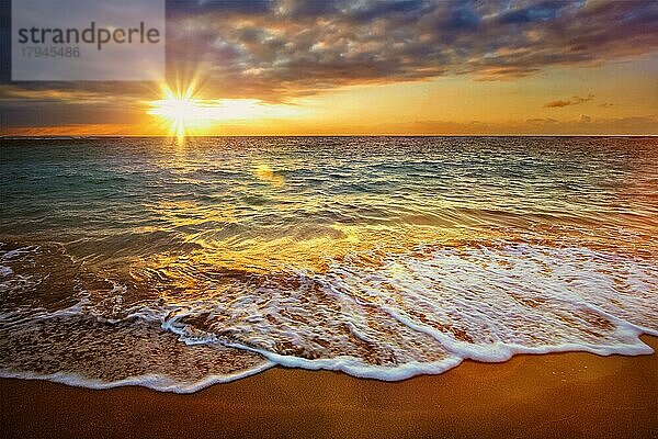 Strandurlaub Urlaub Hintergrund  ruhigen Ozean während der tropischen Sonnenaufgang