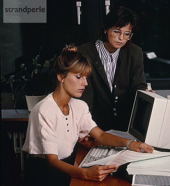 2 Frauen am Computer Büroszene