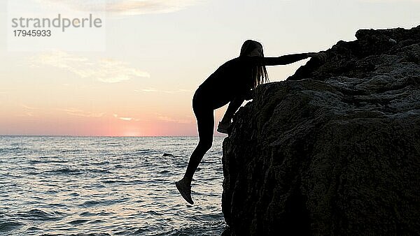 Sideways Frau klettert Felsen  Auflösung und hohe Qualität schönes Foto