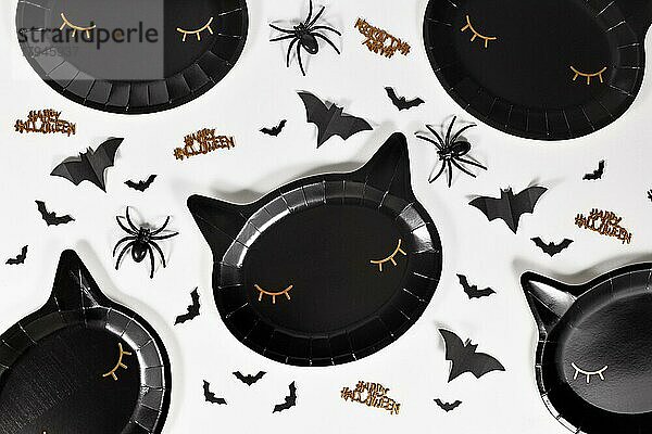 Schwarze Katze geformt Halloween Party Pappteller  Fledermäuse und Happy Halloween Text Konfetti auf weißem Hintergrund