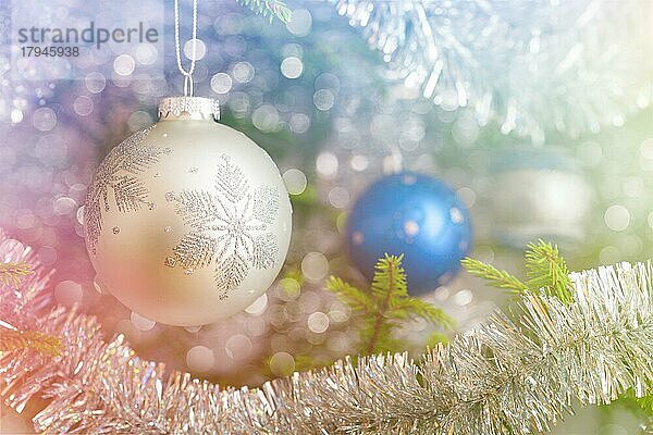 Weihnachtsfeier Urlaub Hintergrund  Weihnachtsbaum Dekoration Kugel auf geschmückten Weihnachtsbaum mit defokussierten verschwommenen Lichter Bokeh und copyspalce