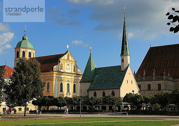 Kapuzinerkirche Sankt Magdalena  Kapellplatz mit der Gnadenkapelle  Altötting  Oberbayern  Deutschland  Europa