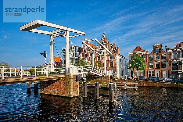 Gravestenenbrug-Brücke am Fluss Spaarne und alte Häuser in Haarlem  Niederlande  Europa