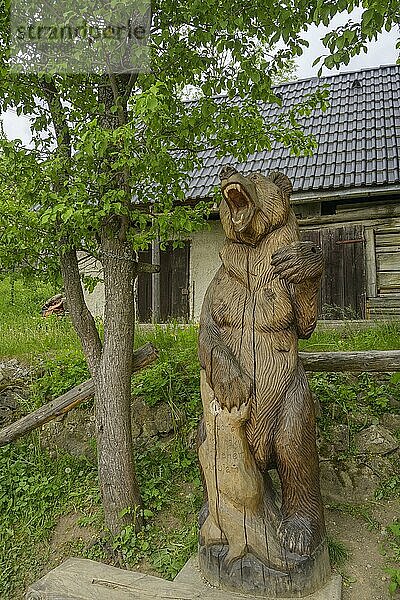 Bärenstatue aus Holz  Dorf Vlkolinec  Unesco Welkulturerbe  Ru?omberok  ?ilinský kraj  Slowakei  Europa