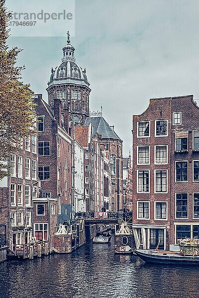 Amsterdamer Gracht mit alten Häusern in der Nähe der Armbrug-Brücke im Rotlichtviertel De Wallen. Amsterdam  Niederlande  Europa