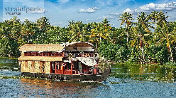 Panorama eines Hausboots auf den Backwaters von Kerala. Kerala  Indien  Asien