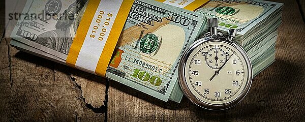 Zeit ist Geld Kredit-Konzept Hintergrund  Briefkasten-Panorama von Stoppuhr und Stapel von neuen 100 US-Dollar 2013 Ausgabe Banknoten (Rechnungen) Bündel auf hölzernen Hintergrund