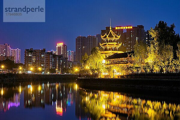 Wangjiang-Pavillon-Park (Wangjianglou-Park) mit Blick auf den Jinjiang-Fluss  Chengdu  Sichuan  China  bei Nacht beleuchtet  Asien