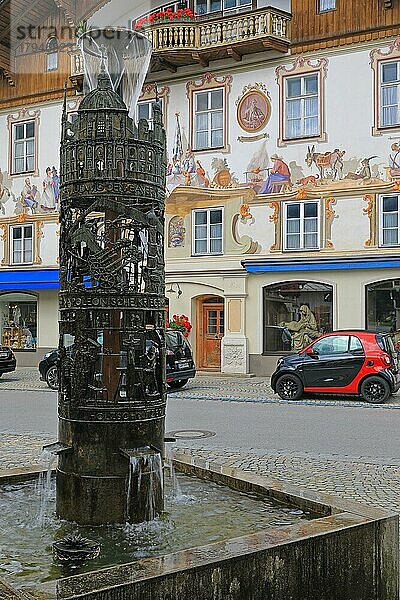 Leidenschaftsbrunnen  Wohnhaus  Lüftlmalerei  Oberammergau  Oberbayern  Bayern  Deutschland  Europa