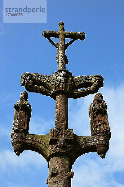 Kalvarie  Calvarie  Calvary neben der Kirche Saint Derrien  Bretagne  Frankreich  Europa