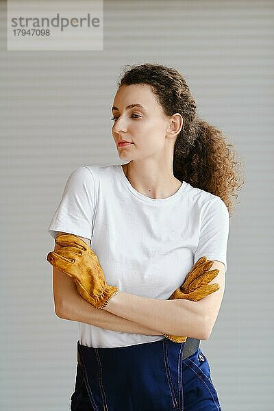 Porträt einer jungen Arbeitnehmerin  Konzept der Teilzeitarbeit