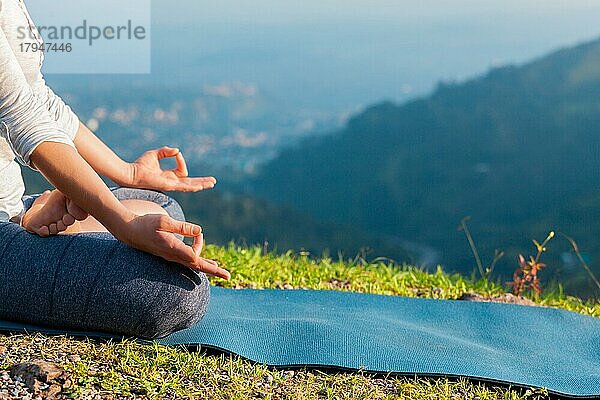 Meditation Entspannung Konzept Hintergrund  Nahaufnahme der Frau in Padmasana Yoga Lotus-Pose mit Kinn Mudra im Freien mit copyspace