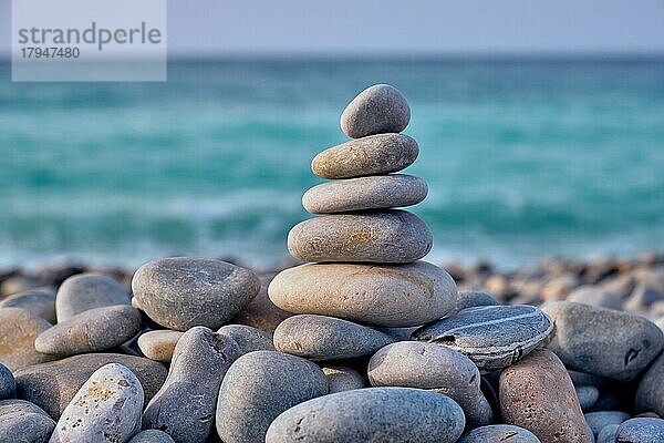Zen-Meditation Entspannung Konzept Hintergrund  ausgewogene Steine stapeln Nahaufnahme auf Meer Strand