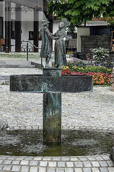 Brunnen mit zwei Figuren im Trachtgewand  Hindelang  Allgäu  Bayern  Deutschland  Europa